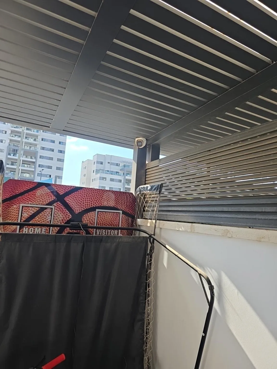 התקנת מצלמות אבטחה בדירת גן בבניין